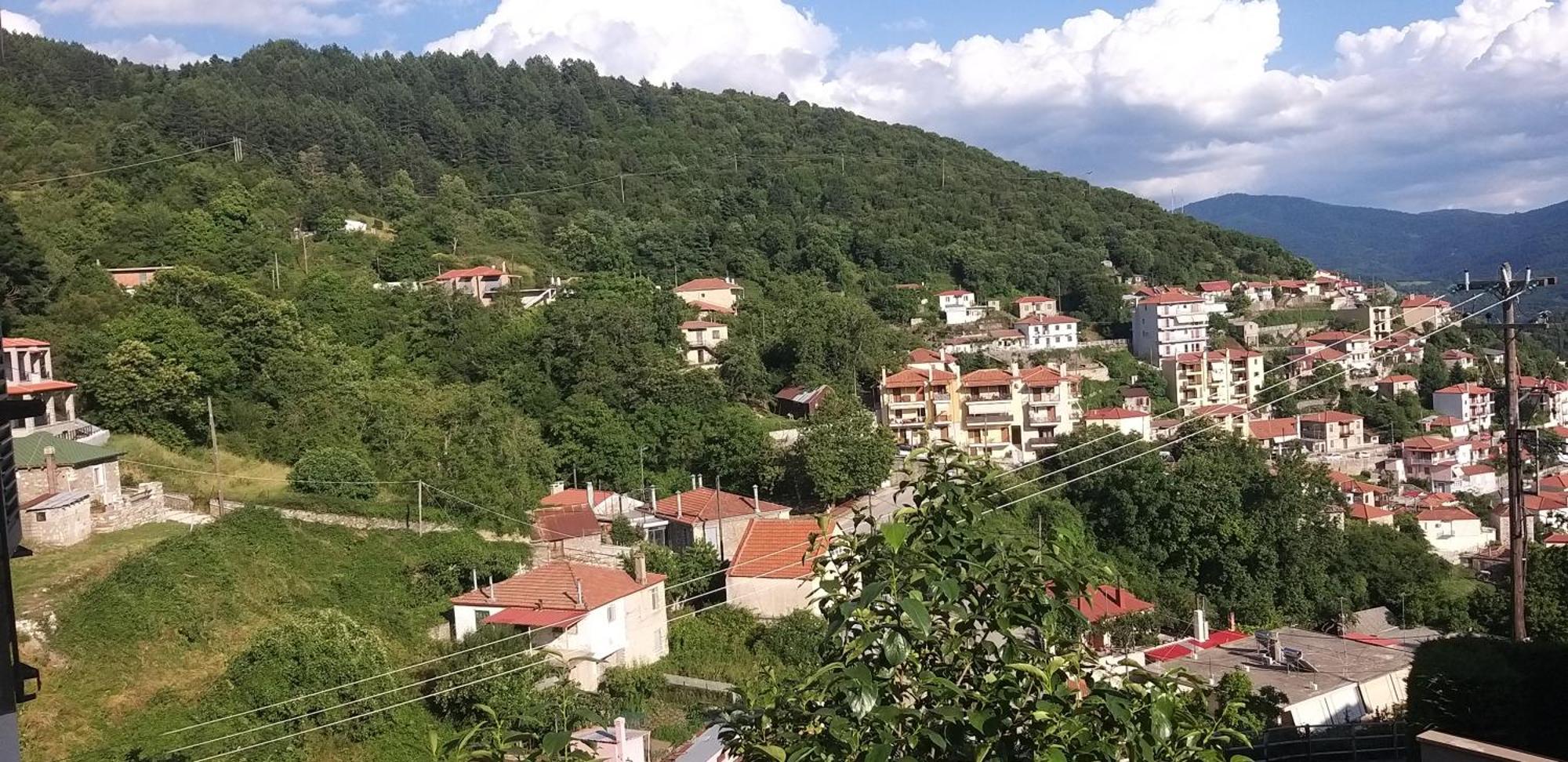Апартаменты Το Σπίτι Της Ευτυχίας Στούντιο Карпенисион Экстерьер фото